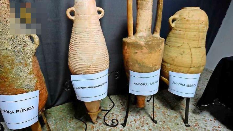 住宅內發現近350件考古文物。(Twitter)