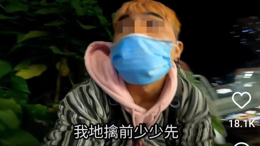 顯示2名青年在屯門市中心站的天橋位置,跳上市中心站月台的瓦頂。(IG)