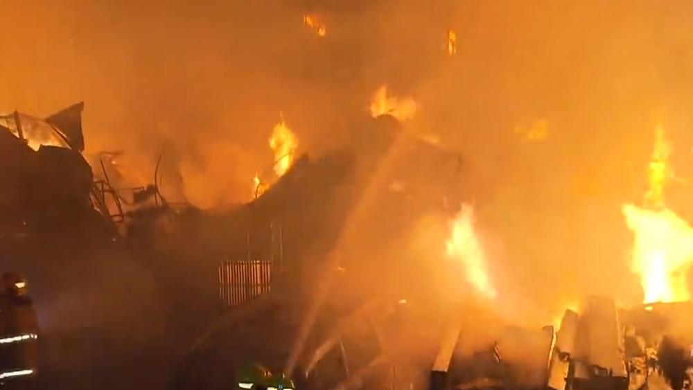 消防最初動用2條喉及2隊煙帽隊,其後將火升為三級,增至出動6隊煙帽隊及6條喉灌救。(電視截圖)