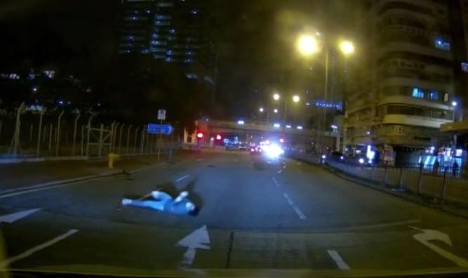 元旦旺角衝出馬路撞車滾地醉漢,涉刑毀被捕。(車cam L(香港群組)@FB)