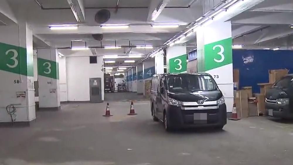 男子頭部重創,昏迷倒臥客貨車旁,身旁有一輛電動滑板車。(電視截圖)