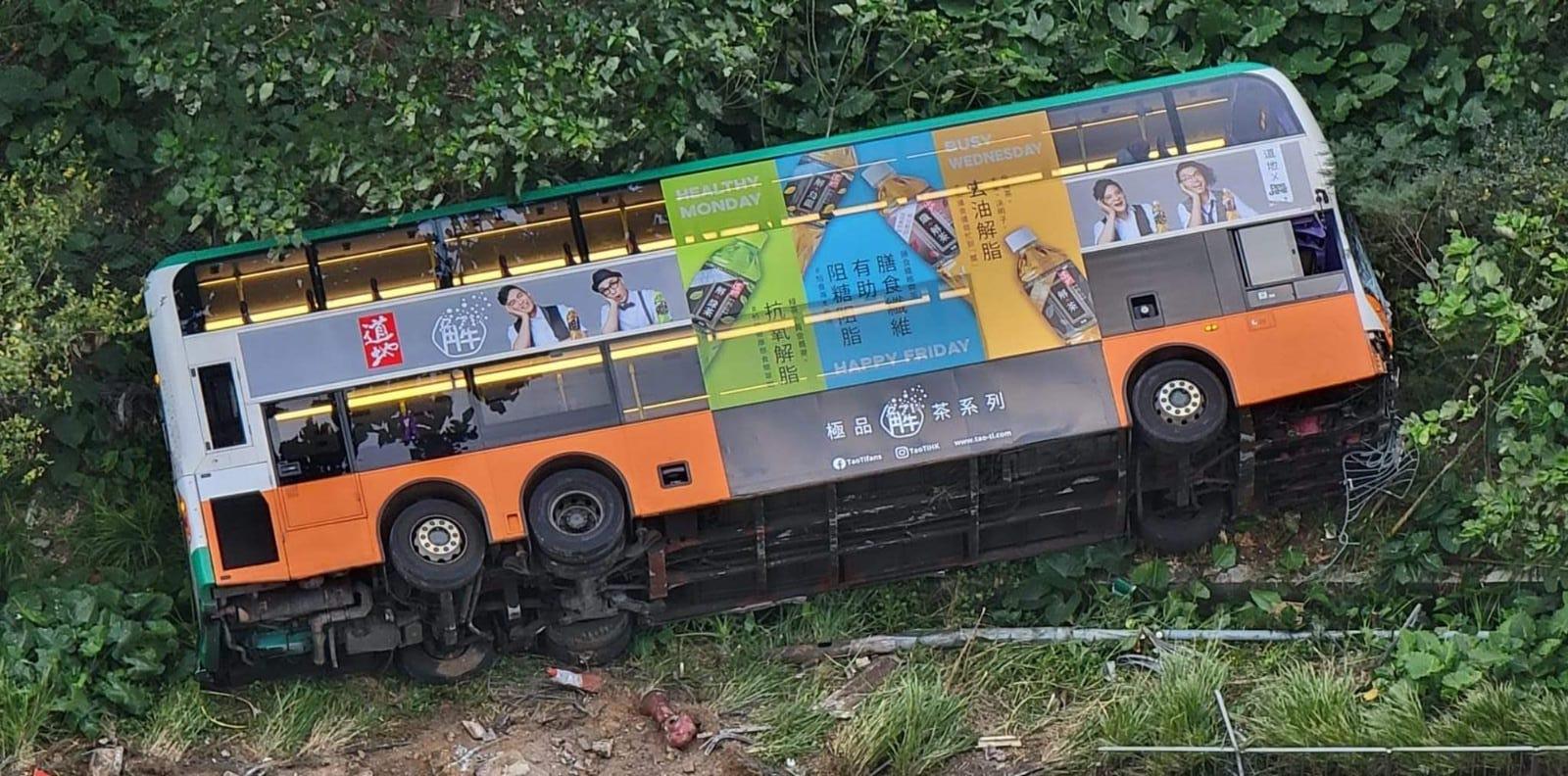 將軍澳康城路巴士翻側,至少31人傷,多人被困。(日出康城Lohas Park @家在康城@FB)