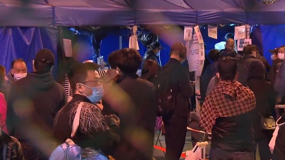 檢測站開放至晚上8時,由於昨晚排隊的人太多,承辦商延至晚上10時截龍,但到凌晨人龍未仍未消散。(電視截圖)