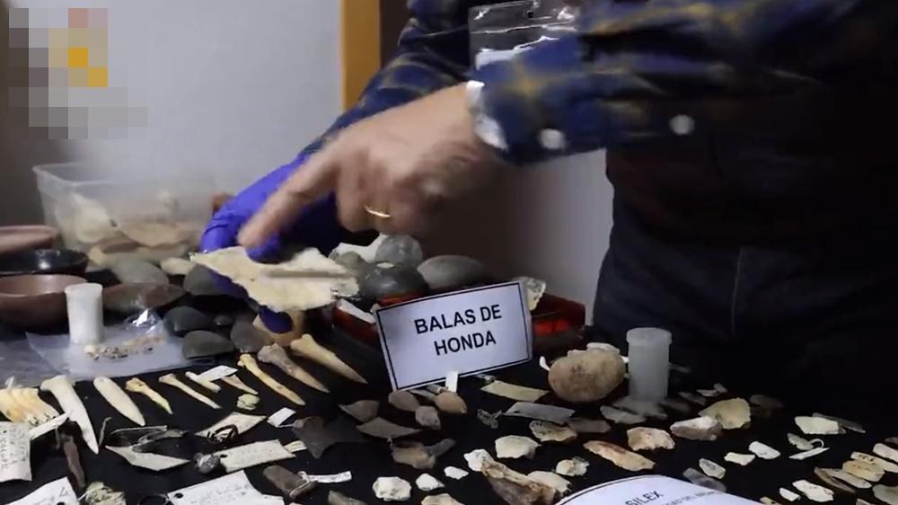 住宅內發現近350件考古文物。(Twitter)