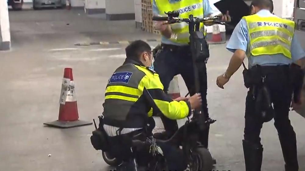 警方檢查涉事的滑板車,並帶返警署調查。(電視截圖)