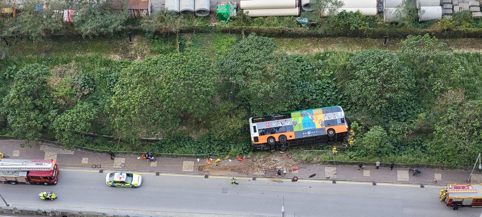將軍澳康城路巴士翻側,至少31人傷,多人被困。(日出康城Lohas Park @家在康城@FB)