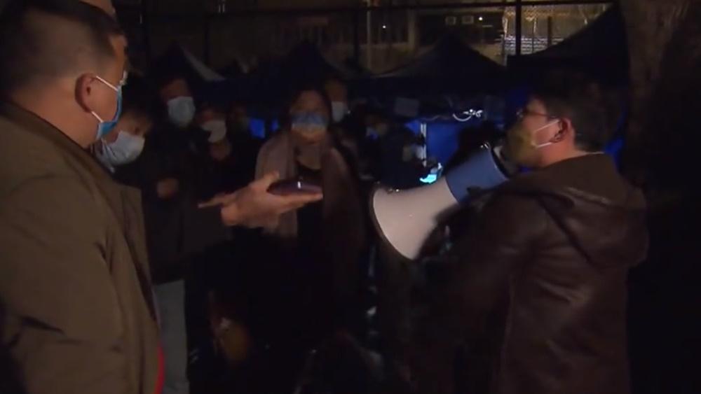 現場有職員讓排隊的人,將預約日期由18日改到19日,市民再度鼓噪。(電視截圖)