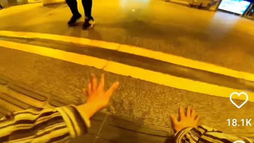 輕鐵高速行駛隨後駛入屯門站,2名青年隨即從車頂一躍而下。(IG)