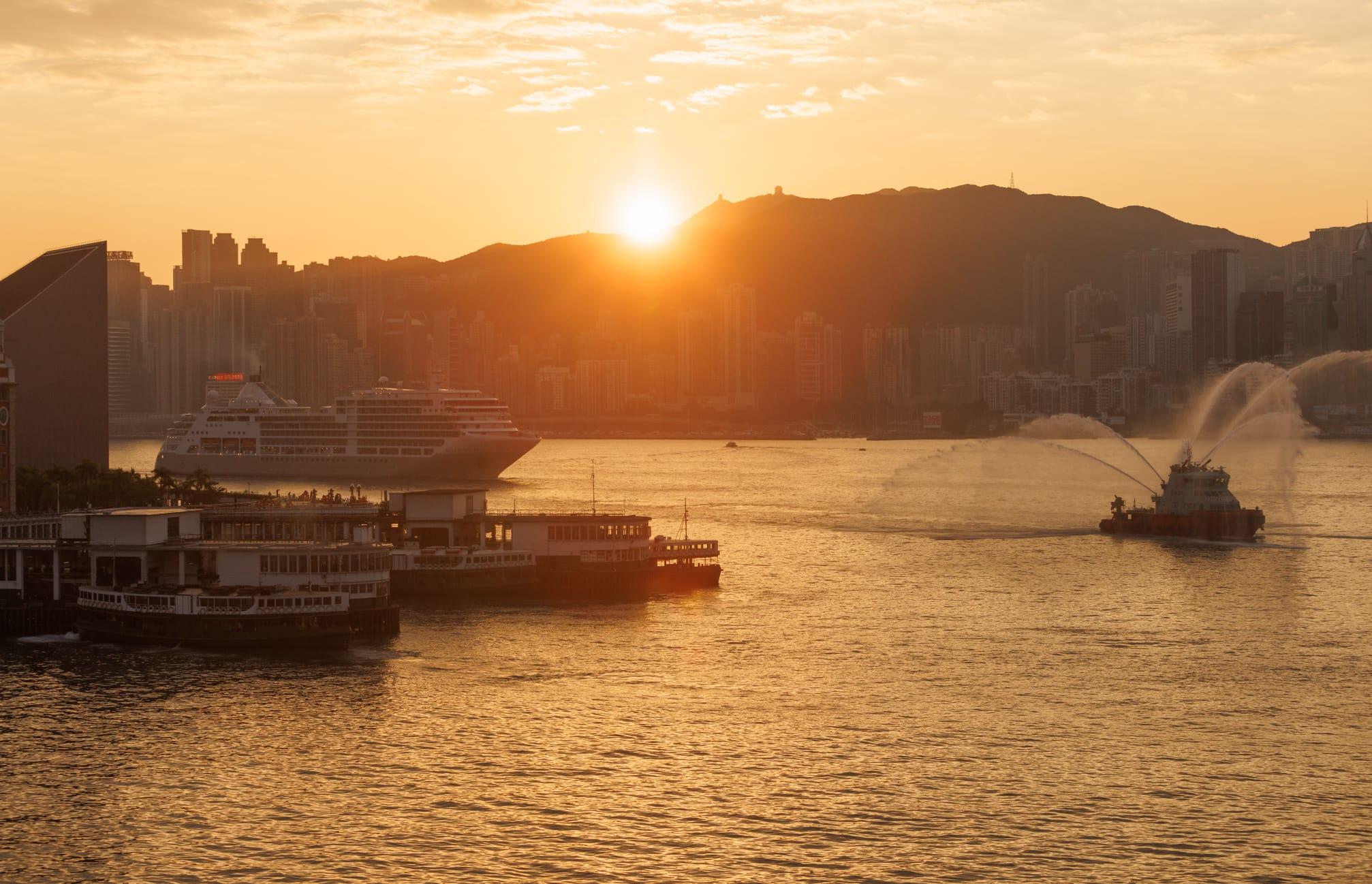 「銀靈號」(Silver Spirit)早上7點45分經鯉魚門駛入維多利亞港。(蘇文傑攝)