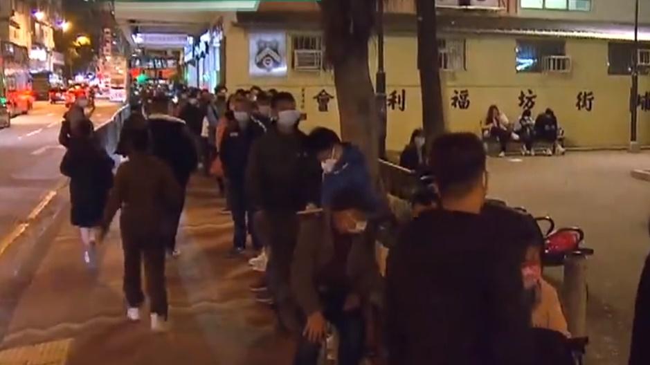 檢測站開放至晚上8時,由於昨晚排隊的人太多,承辦商延至晚上10時截龍,但到凌晨人龍未仍未消散。(電視截圖)