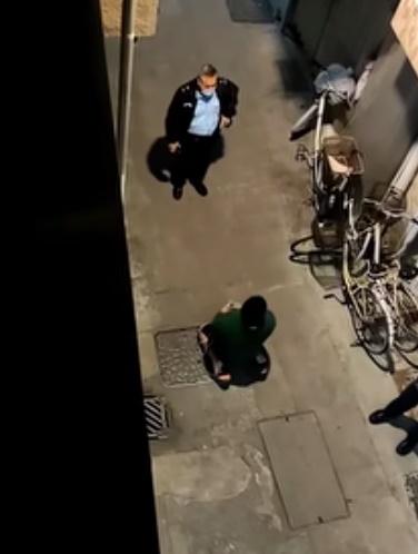 1名非華裔漢則向開槍男警跪地道歉,抱拳多次表示「唔好意思」。(香港突發事故報料區(新版)@FB)