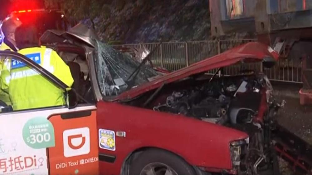 的士車頭嚴重損毀。(電視截圖)