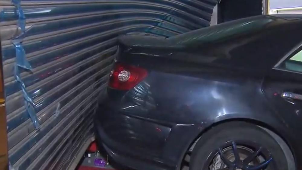 懷疑為一輛失車,正聯絡車主協助調查。(電視截圖)