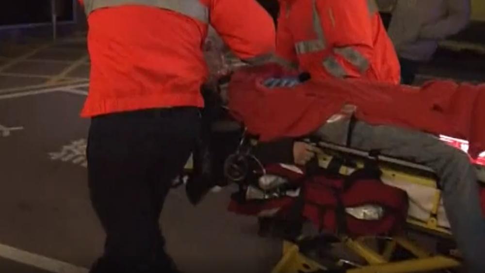 男乘客頭部受傷昏迷,由救護車急送伊利沙伯醫院搶救。(電視截圖)