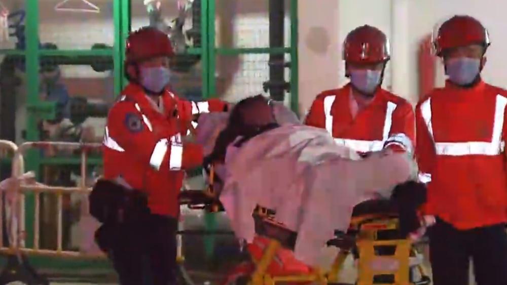 消防出動一條喉和一隊煙帽隊灌救,逾百名住客疏散落樓下安全地方。(電視截圖)