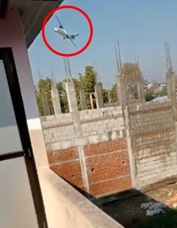 網上有懷疑飛機失事前片段流傳顯示,客機曾90度傾側。(Twitter)