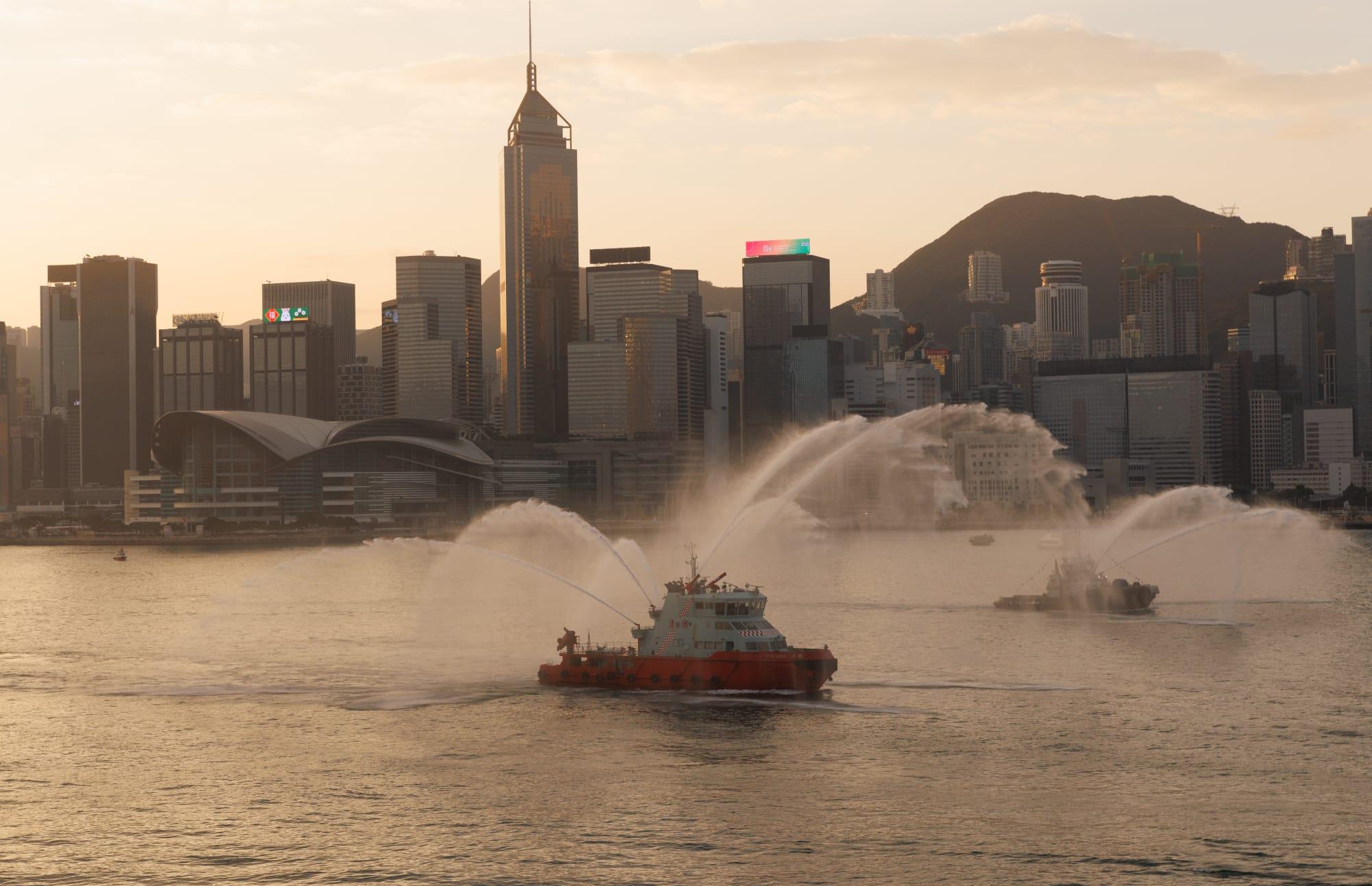 沿途有2艘消防船護航及噴水歡迎。(蘇文傑攝)