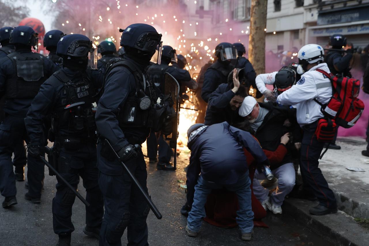 遊行期間一批無政府主義者向警員投擲垃圾桶、玻璃樽和煙霧彈,警方使用催淚氣體驅散,並拘捕多人。(AP)