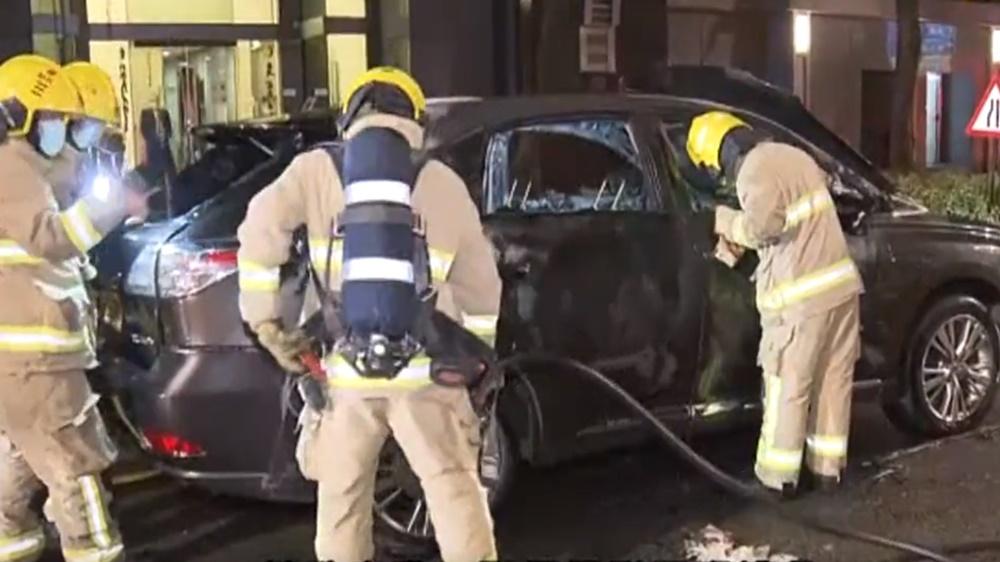 七人車車頭至車廂燒毀,消防員射水降溫。(電視截圖)