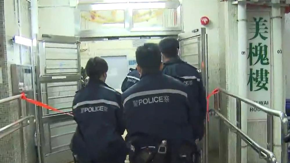 消防出動一條喉和一隊煙帽隊灌救,逾百名住客疏散落樓下安全地方。(電視截圖)