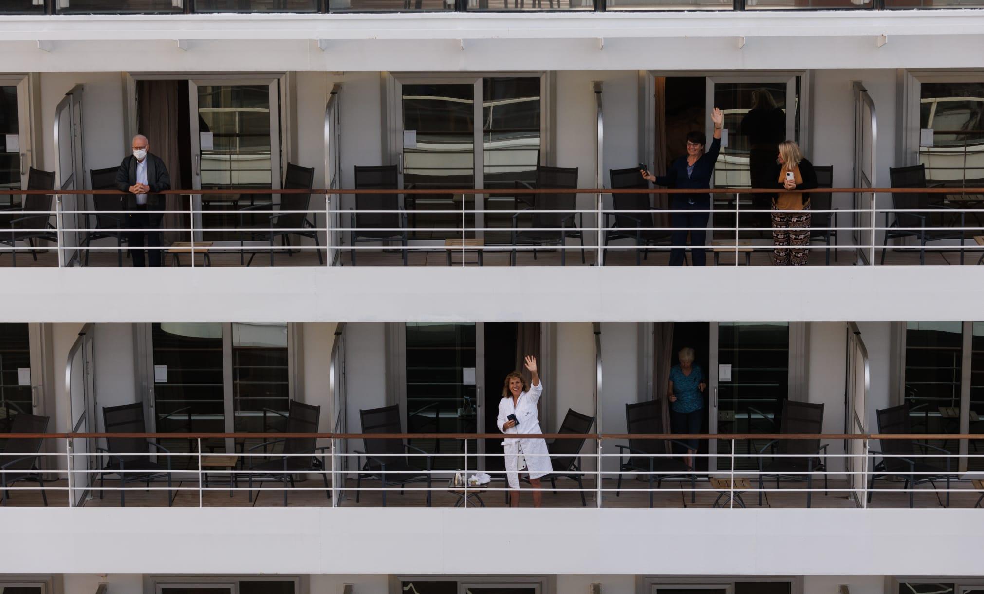 郵輪有旅客在甲板向岸邊揮手及發出歡呼聲。(蘇文傑攝)