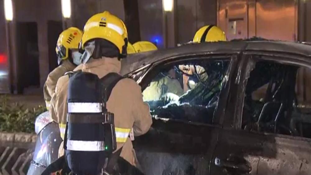 七人車車頭至車廂燒毀,消防員射水降溫。(電視截圖)