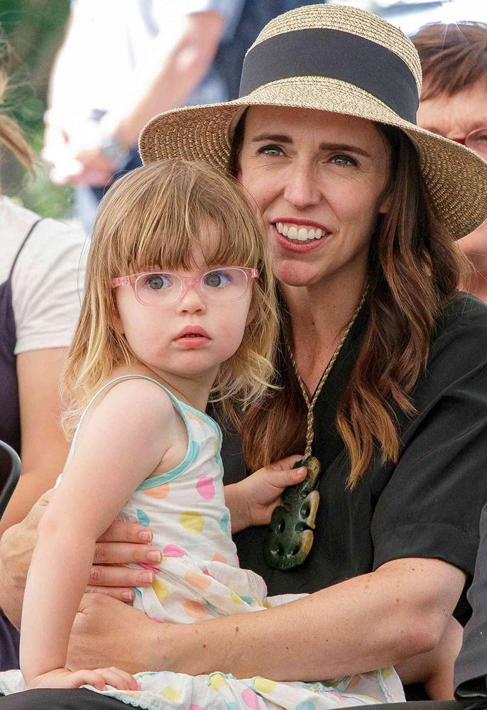 阿德恩笑言終於可以與男友結婚,並指女兒明年開始上學時,可以倍伴在她身邊。(網上圖片)