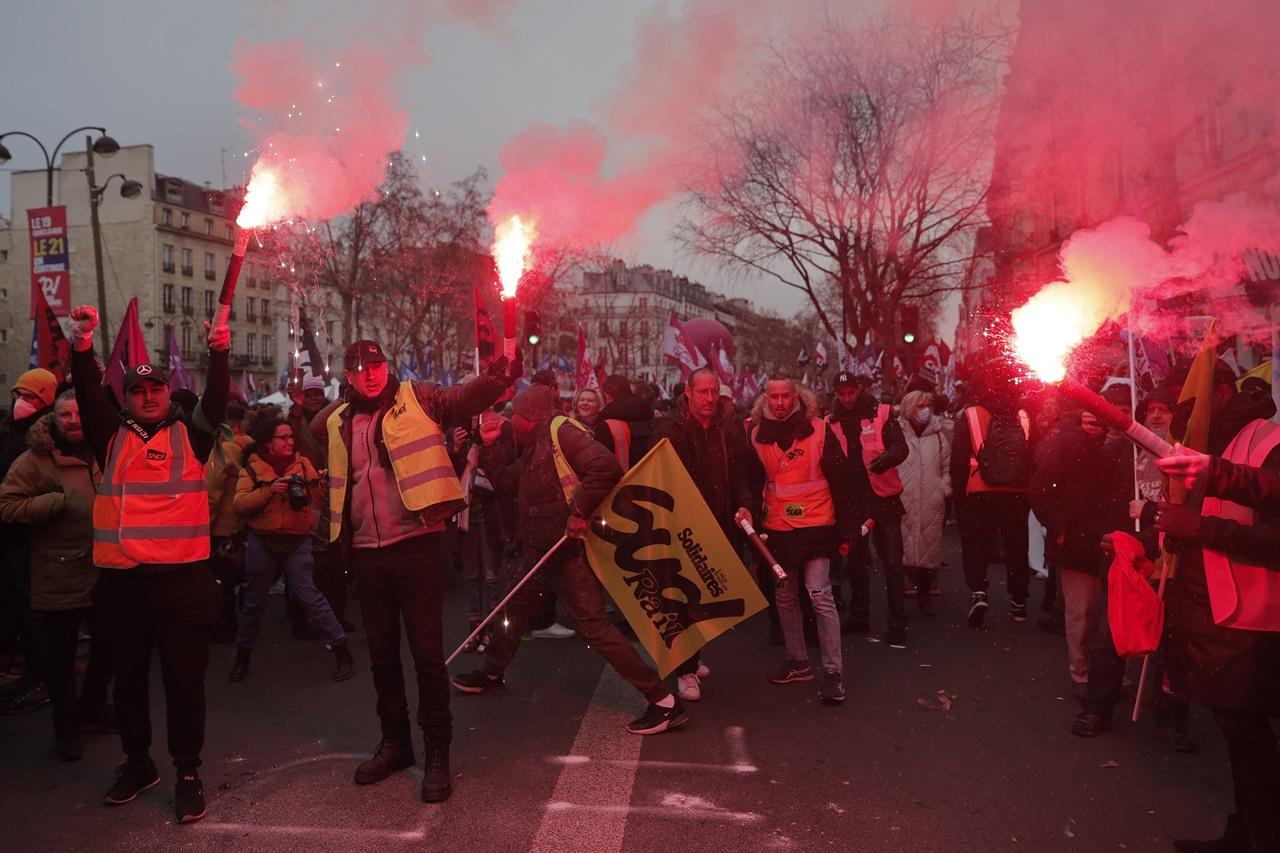 遊行期間一批無政府主義者向警員投擲垃圾桶、玻璃樽和煙霧彈,警方使用催淚氣體驅散,並拘捕多人。(AP)