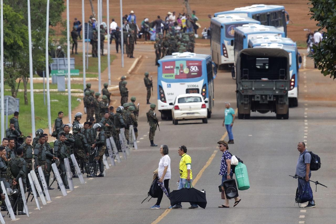 巴西騷亂至今拘捕1500人,博爾索納羅於美國因腹痛入院。