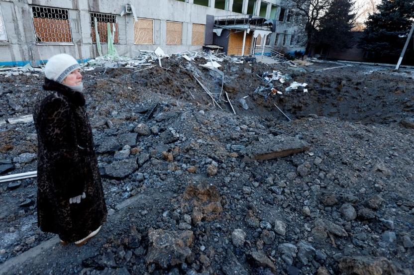 《路透社》的記者親身到訪47號大專院校宿舍,見外面有大坑,但大樓大致完好。(Reuters)