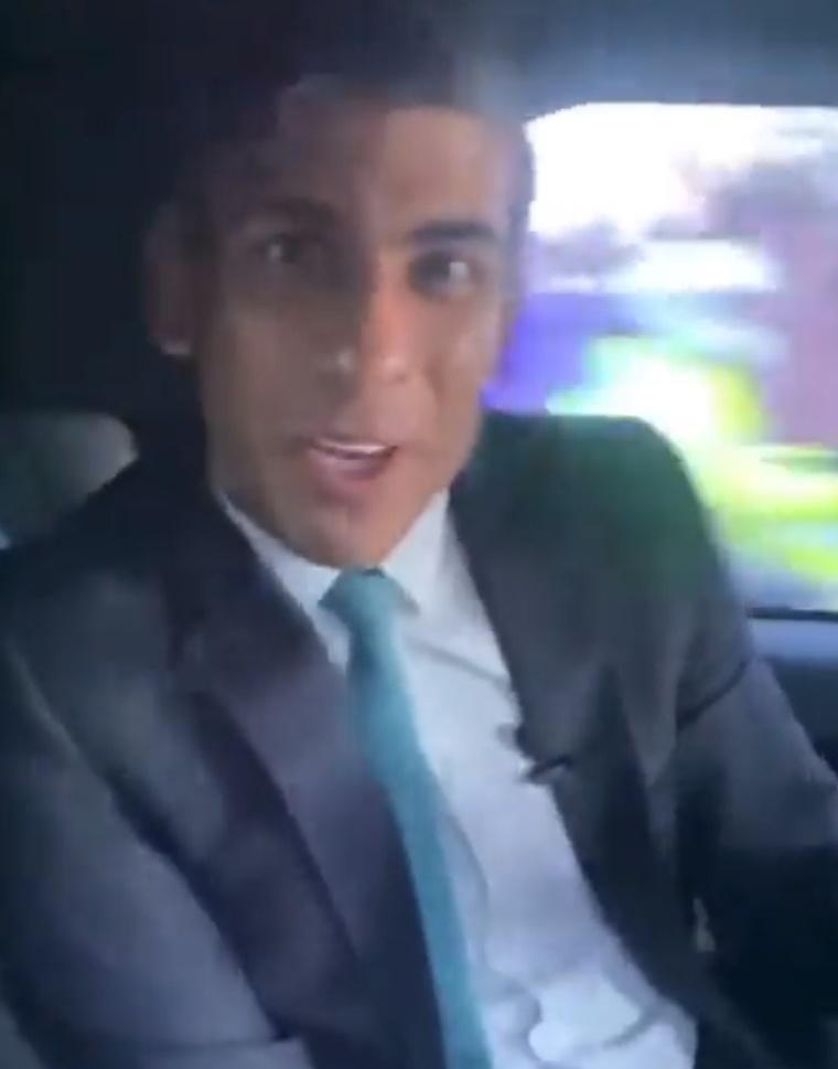 背景一度有警方的護衛電單車駛過。(Twitter)