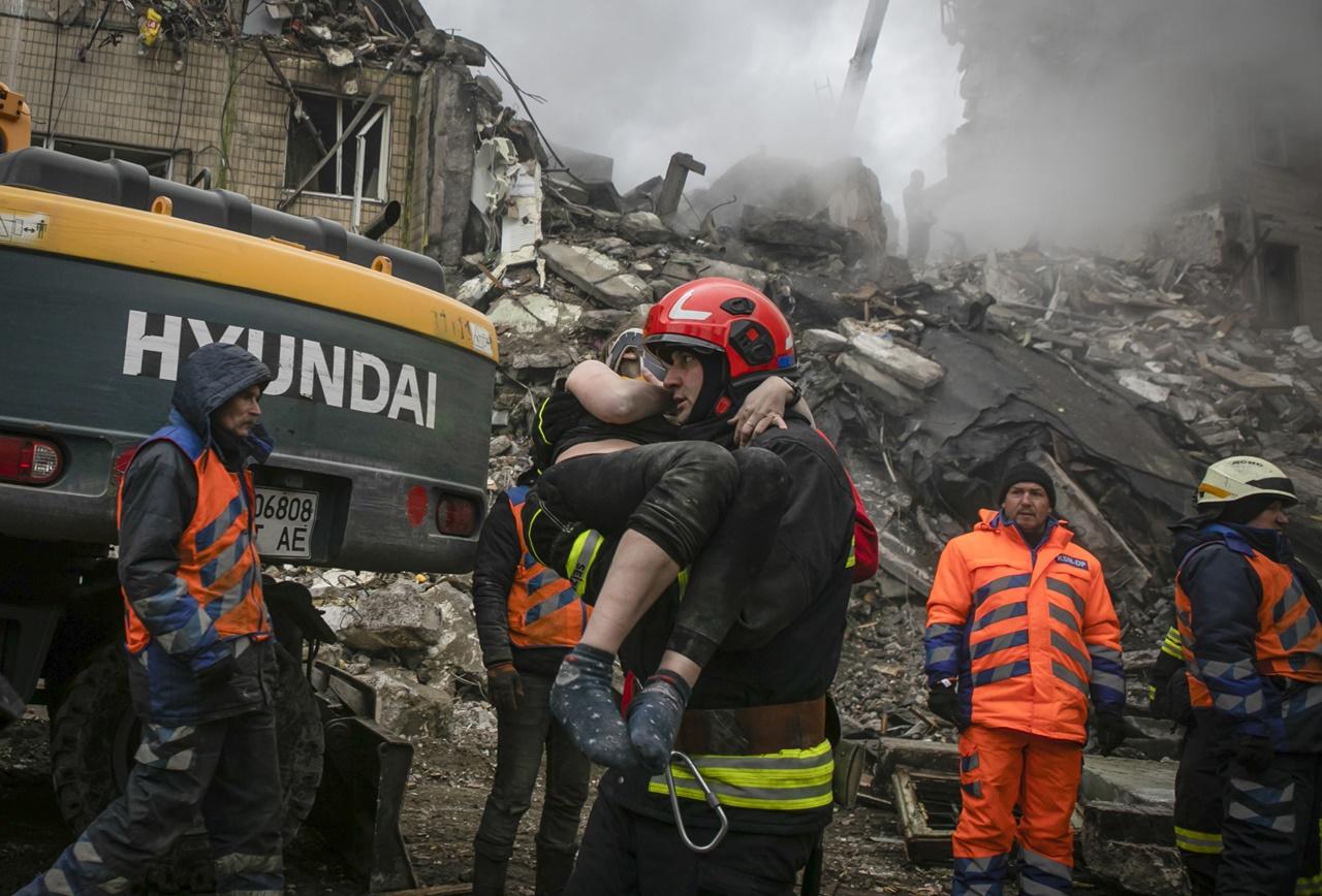 第聶伯羅住宅死亡人數增至30人,普京:希望取得更多成果。(AP)