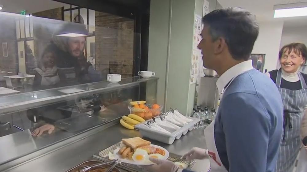 辛偉誠去年年底問一名取食物的無家者做哪一行及要否加入金融業。(Twitter)