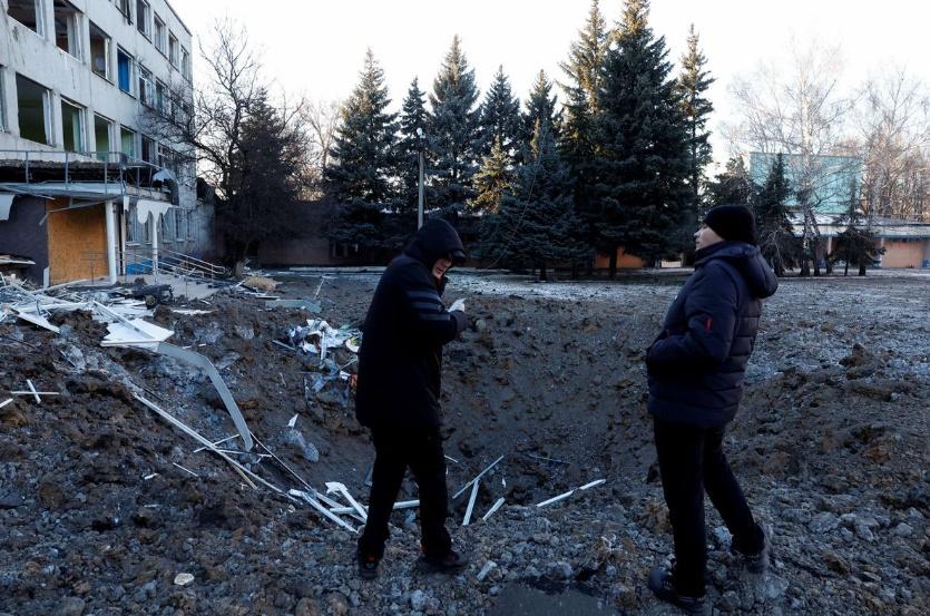 《路透社》的記者親身到訪47號大專院校宿舍,見外面有大坑,但大樓大致完好。(Reuters)