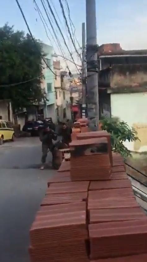 墨西哥保安部隊與毒販對峙爆槍戰。(Twitter)