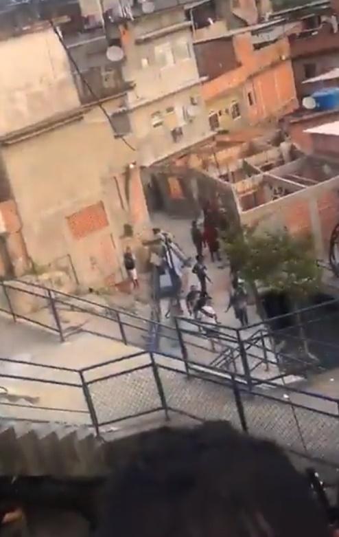 墨西哥保安部隊與毒販對峙爆槍戰。(Twitter)