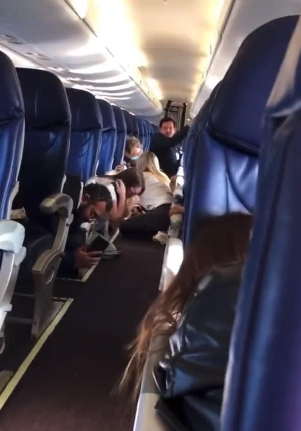 一架墨西哥航班在準備起飛時遭子彈擊中,一度引發機艙內乘客恐慌,幸無人受傷。(Twitter)