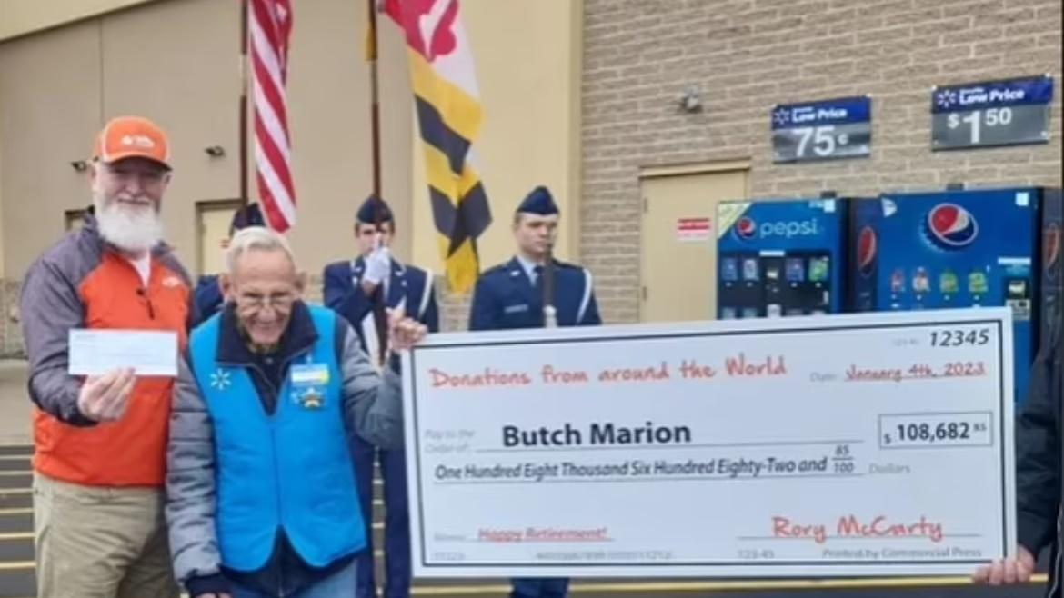 Rory McCarty上周三(4日)約Butch Marion到沃爾瑪外見面,將支票交給對方。(YouTube)