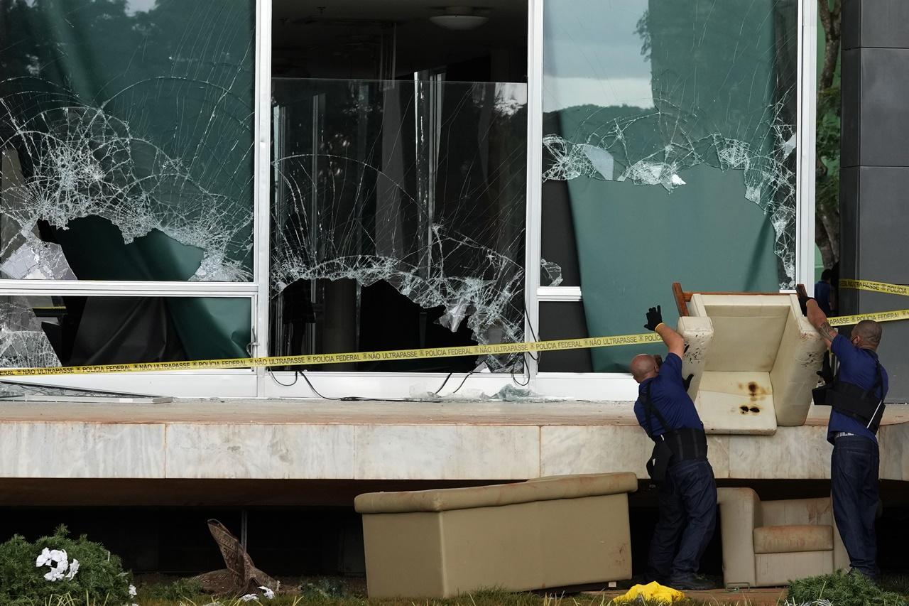 博爾索納羅的大批支持者周日(8日)衝擊國會大樓、最高法院及總統府。(AP)