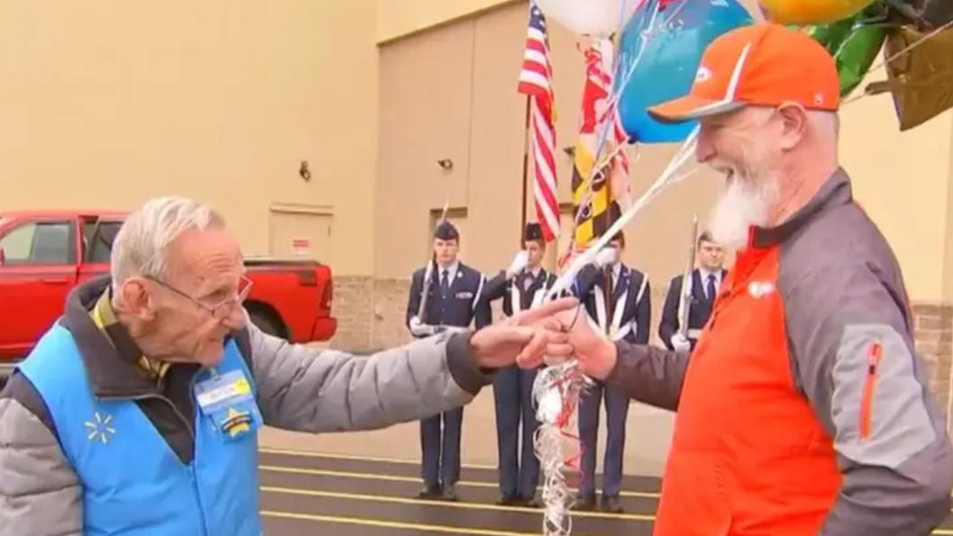 Rory McCarty上周三(4日)約Butch Marion到沃爾瑪外見面,將支票交給對方。(YouTube)