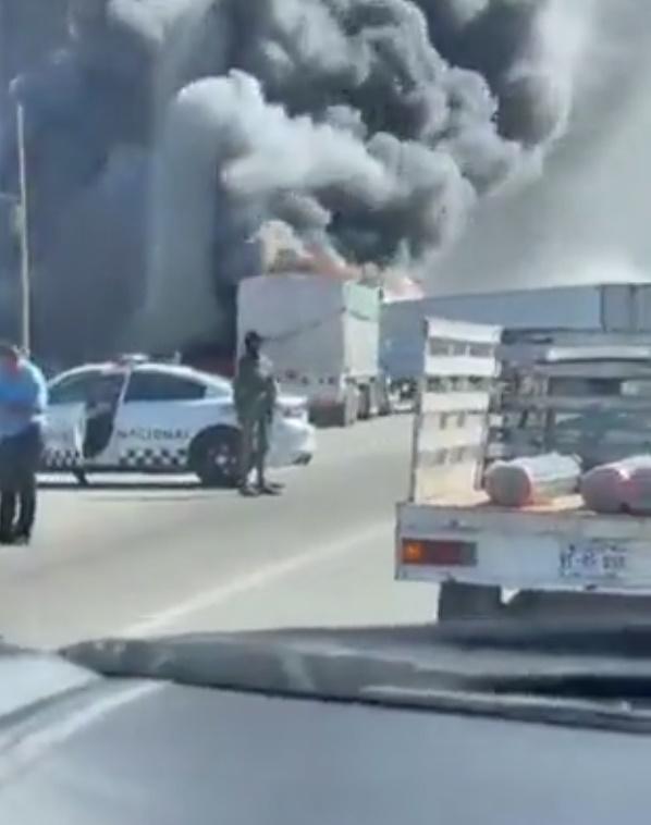 販毒組織成員在機場外設置障礙物,燃燒汽車,與警方於市內爆發槍戰,企圖劫犯。(Twitter)