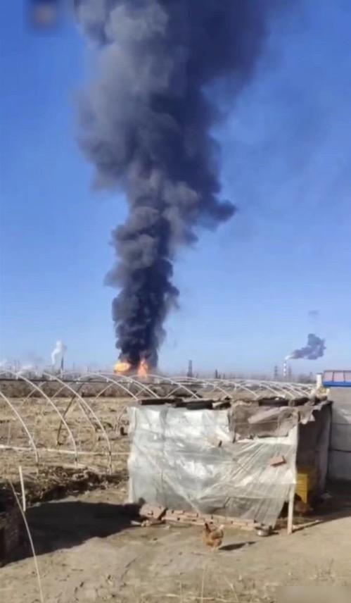 爆炸現場濃煙衝天。(互聯網)