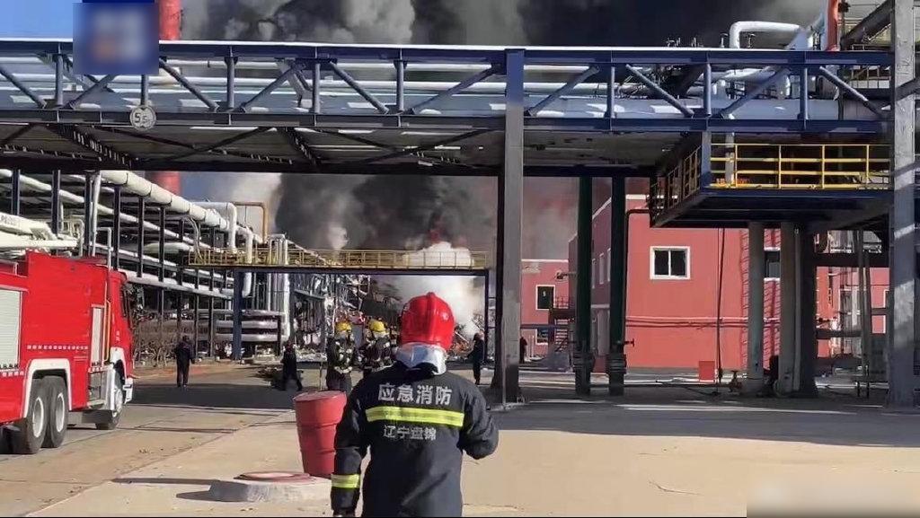 消防員持續在現場救援。(互聯網)