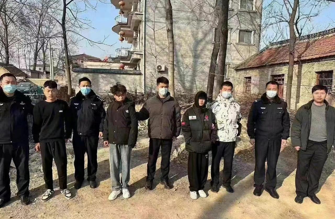 警方拘捕鬧事年輕人。(互聯網)