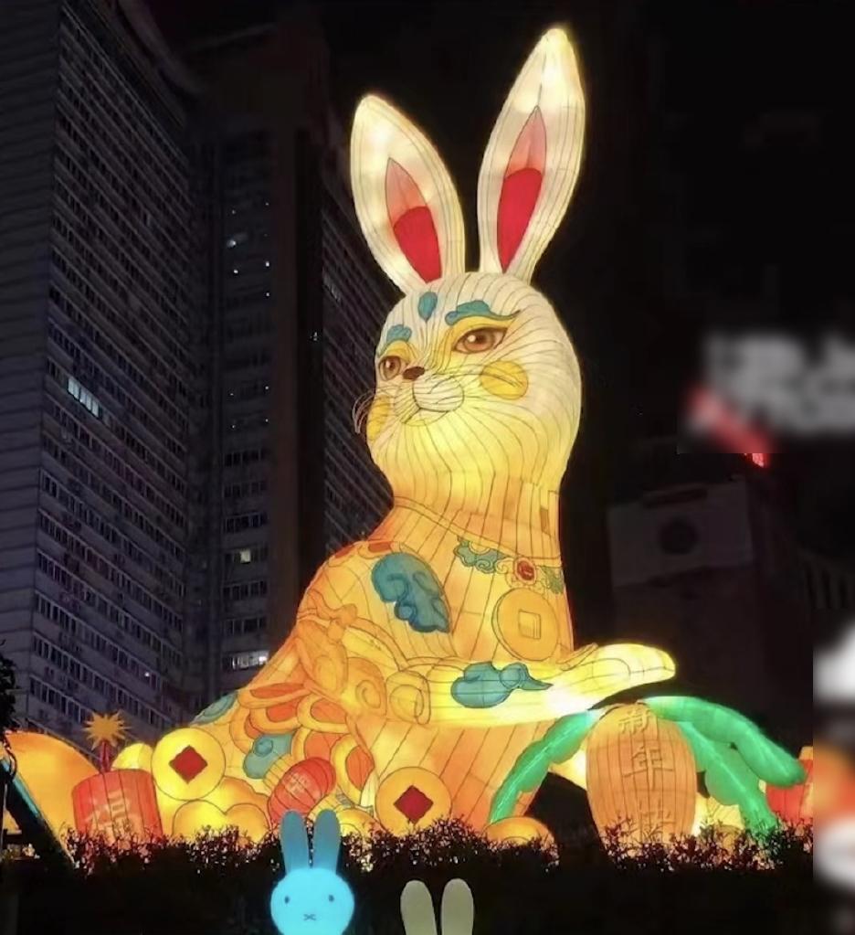 重慶沙坪壩三峽廣場的兔子燈飾,亮燈後其實蠻好看。(互聯網)
