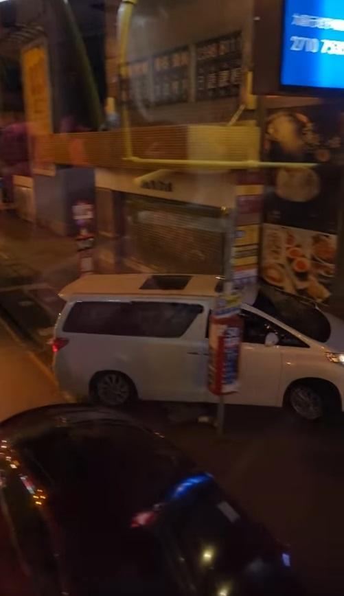 白色七人車剷上行人路逃走。(網片截圖)