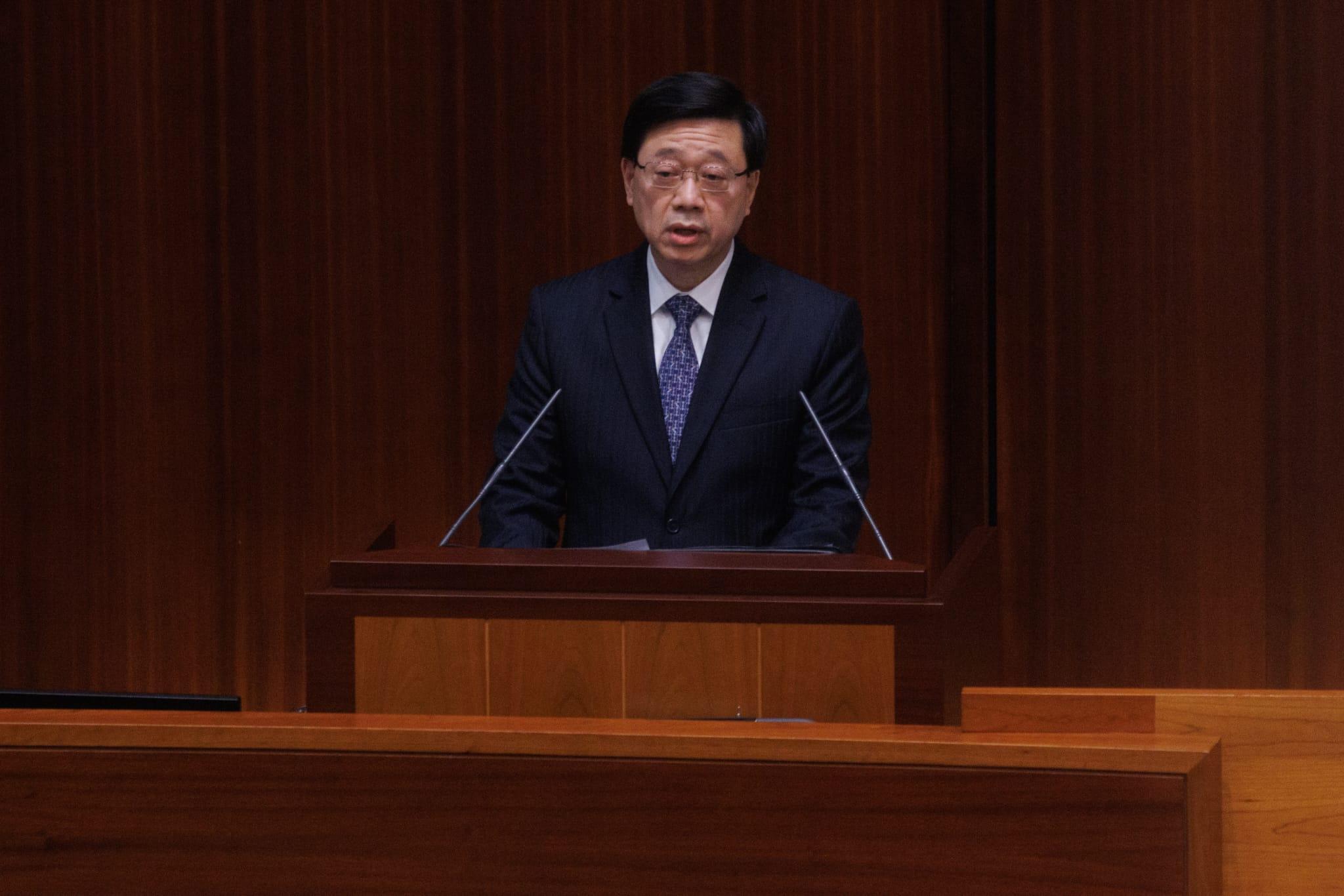 李家超稱,將視新冠病毒為一種上呼吸道病。(蘇文傑攝)