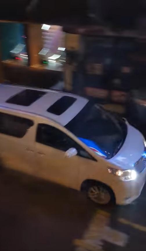 白色七人車在行人路行駛。(網片截圖)