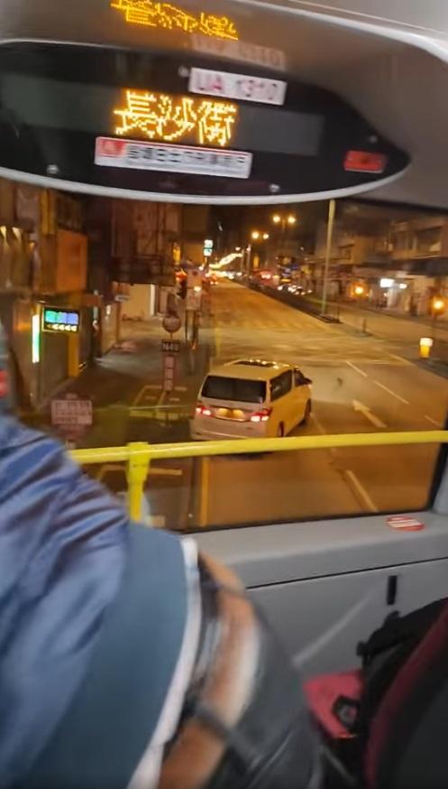 白色私家車越過一部巴士後使回行車線。(網片截圖)