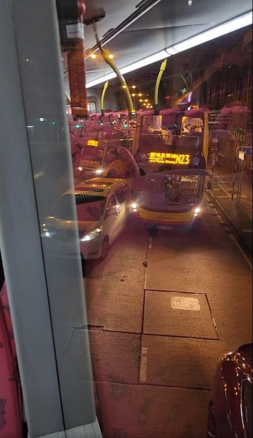 白色七人車行走時撞及一輛城巴。(網片截圖)